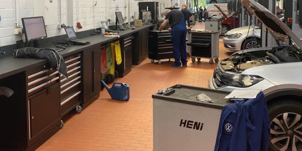 HENI Werkstattmöbel-Konzept in der AUTOHAUS